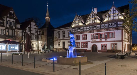 Abenstimmung am Rathaus mit Brunnen