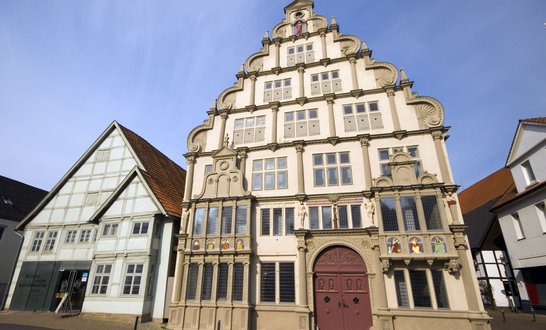 Mitten im historischen Stadtkern steht das Hexenbürgermeisterhaus, ein Baudenkmal städtischer Architektur der Renaissance im Weserraum.
