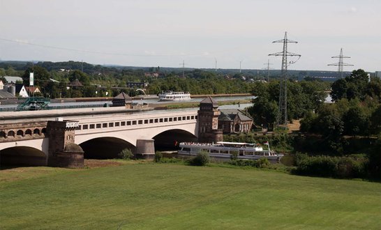 Eine Brücke führt den Mittellandkanal über die Weser 