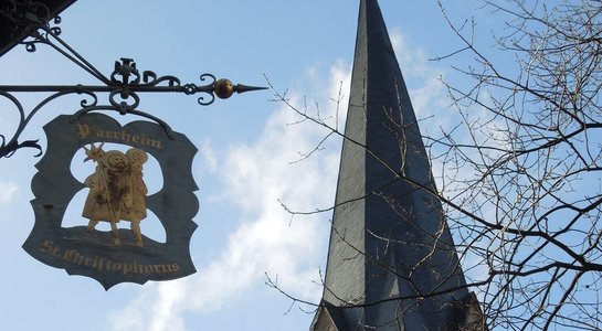 Kirchturm St. Christophorus Mit Pfarrheim und Kirchplatz Mittelpunkt des Ortes