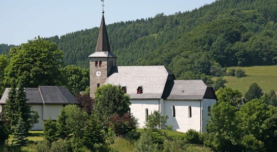 Blick auf die Pfarrkirche in Bad Berleburg Elsoff