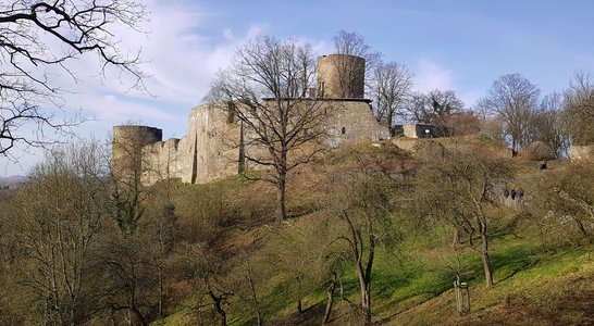 Die mittelalterliche Burganlage der Stadt Blankenberg thront auf einer Anhöhe