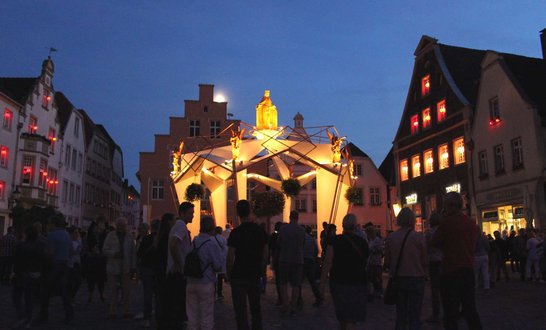 Besucher in der illuminierte Innenstadt an Mariä Himmelfahrt