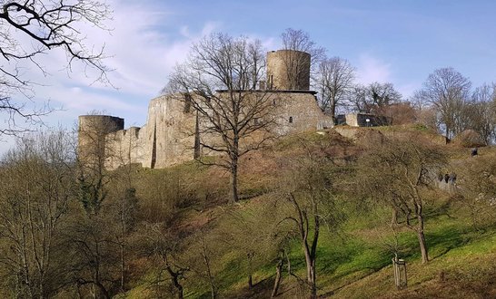 Die mittelalterliche Burganlage der Stadt Blankenberg thront auf einer Anhöhe