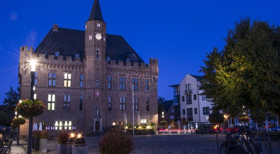Rathaus Kalkar im Abendlicht
