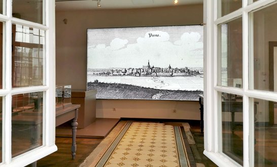 Bürgerraum des Museums Werne mit gefliestem Flur und Blick auf eine historische Zeichnung.