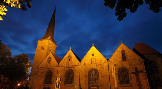 Die Pfarrkirche Brakel zur blauen Stunde