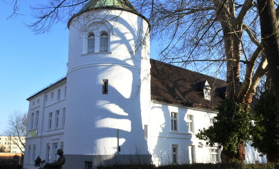 Aussenansicht auf das Hellweg-Museum in Unna – ein weißes Gebäude mit rundem Turm.