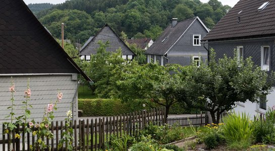 Eng bebautes Haufendorf mit typischen Baumerkmalen, Holz und Schiefer